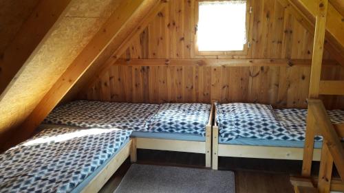 Wakacyjne domki tesisinde bir odada yatak veya yataklar
