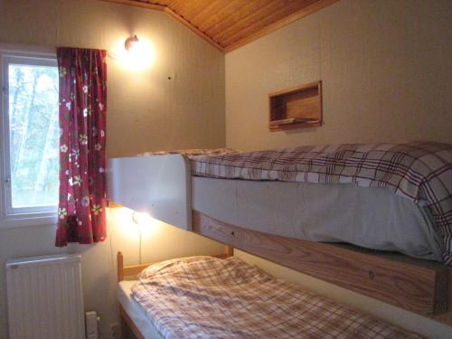 KlintehamnにあるSnäckanのベッドルーム1室(二段ベッド2台、窓付)が備わります。