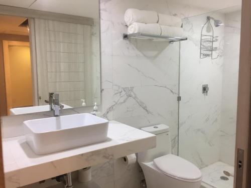 カンクンにあるEstudios Yalmakanの洗面台とトイレを備えた白いバスルーム