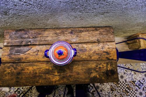 a wooden table with a button on top of it at Giardini 82 B&B in Gravina in Puglia