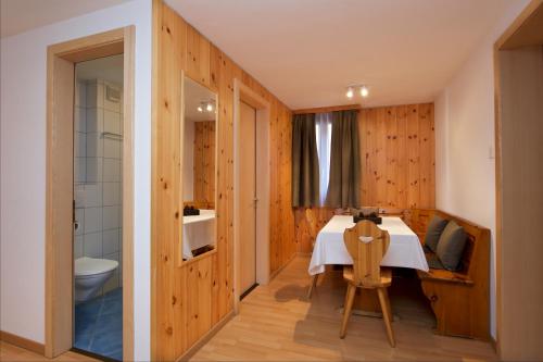 采爾馬特的住宿－費德霍夫小木屋，客房内的带桌子和卫生间的浴室