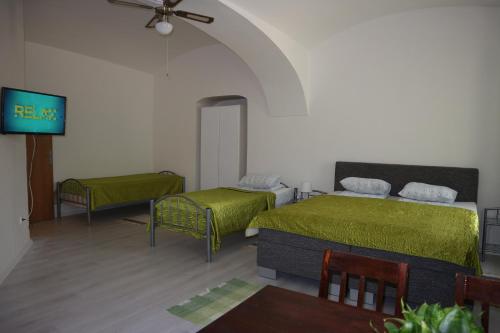 Un pat sau paturi într-o cameră la Apartmány Lestarka