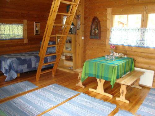 um quarto com uma mesa e uma escada numa cabina em Mökki Eteläranta em Mikkeli