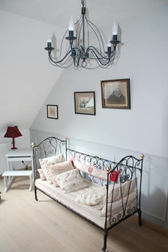 - une chambre avec un lit et un lustre dans l'établissement Chambre d'hotes 