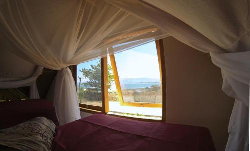 Uma cama ou camas num quarto em Villa Kembang, Lakey Peak, Nungas