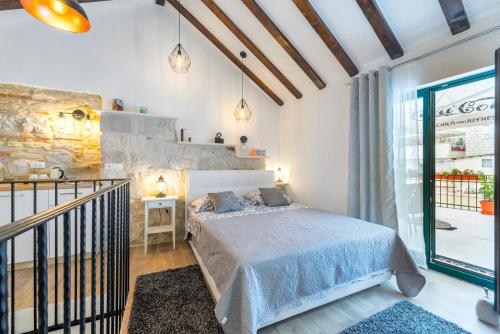 Un dormitorio con una cama en una habitación con ventana. en Apartments & Rooms Dujam, en Split