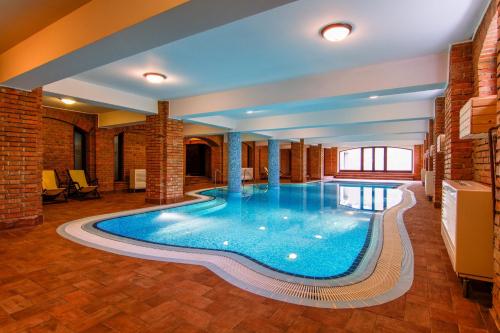 a large swimming pool in a hotel room at Pensiunea Gentiana in Bran