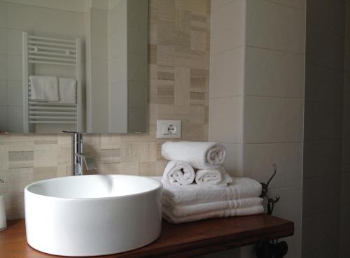 y baño con bañera blanca grande y toallas. en Il Giglio Casa Albergo, en Rotondella
