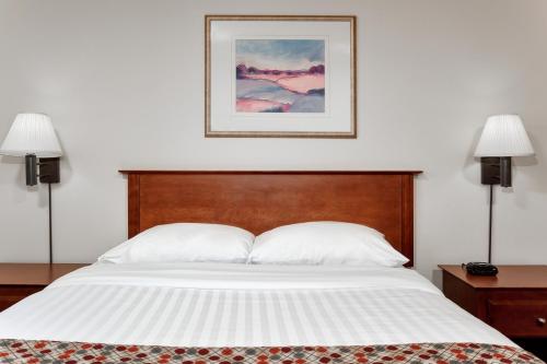 Postel nebo postele na pokoji v ubytování Super 8 by Wyndham Caraquet