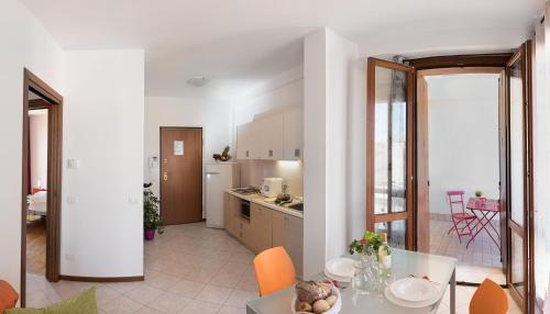 a kitchen and dining room with a table and chairs at Verona Class ApartHotel "Residenze del Cuore" in Verona