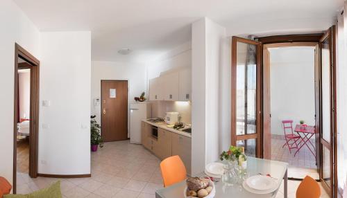 kuchnia i jadalnia ze stołem i krzesłami w obiekcie Verona Class ApartHotel "Residenze del Cuore" w Weronie