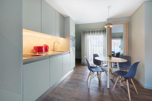 a kitchen and dining room with a table and chairs at OnJ S. Lazaro Lisboa in Lisbon