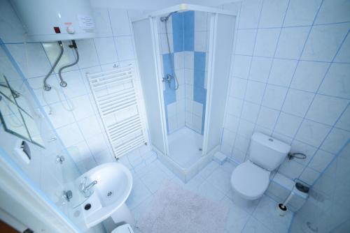 Bathroom sa Na Poczatku - Apartamenty i Pokoje