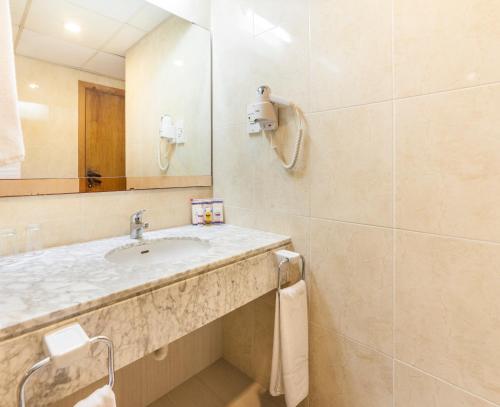 bagno con lavandino e specchio di Globales Nova a Palmanova