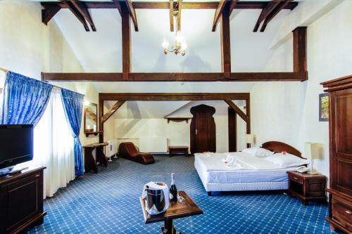 pokój hotelowy z łóżkiem i telewizorem w obiekcie Pensiunea Gentiana w mieście Bran