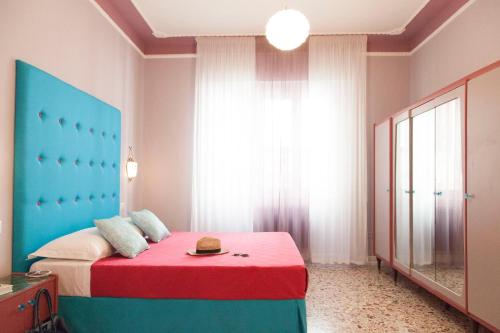 Katil atau katil-katil dalam bilik di Naftalina Rooms