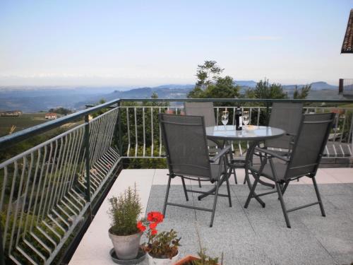 un patio con tavolo e sedie sul balcone. di Apartment Stay Bel Piemonte a Dogliani