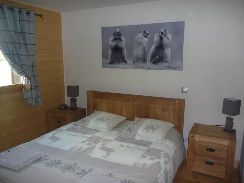 - une chambre avec un lit et une photo de chats dans l'établissement Résidence Les Chardons Argentés 2, à Samoëns