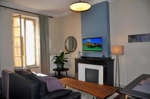 un soggiorno con camino e TV di Apartment Albert a Carcassonne