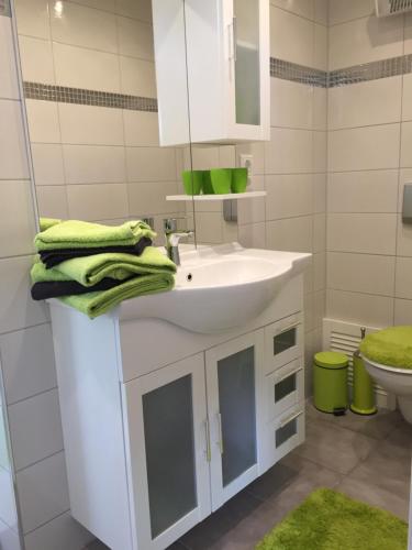 La salle de bains blanche est pourvue d'un lavabo et de toilettes. dans l'établissement Bungalow am Schwielochsee, à Schwielochsee