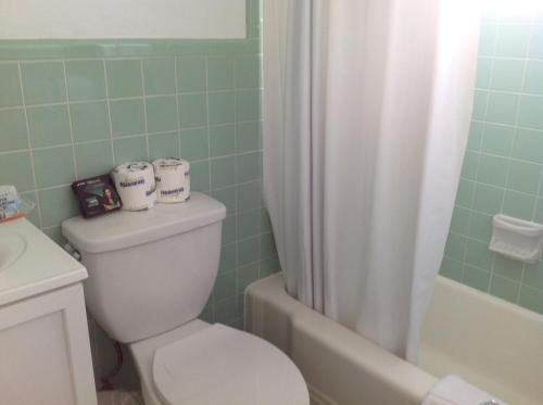 Ένα μπάνιο στο Summerland Suites