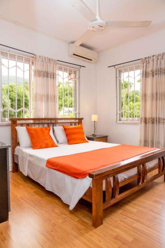 Cama o camas de una habitación en The Orchard Holiday Home