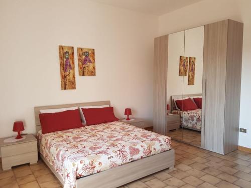 モルチャーノ・ディ・レウカにあるPescoluse Casa Vacanze Salentoのベッドルーム(大型ベッド1台、鏡付)