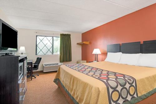 Una cama o camas en una habitación de Super 8 by Wyndham Stamford/New York City Area