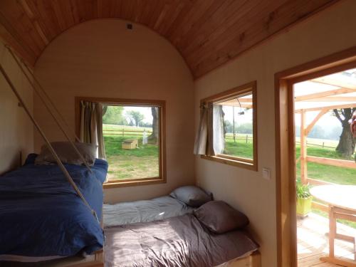 Zimmer mit 2 Betten und 2 Fenstern in der Unterkunft le Vallon des 5 Roses in Saint-Hilaire-du-Maine