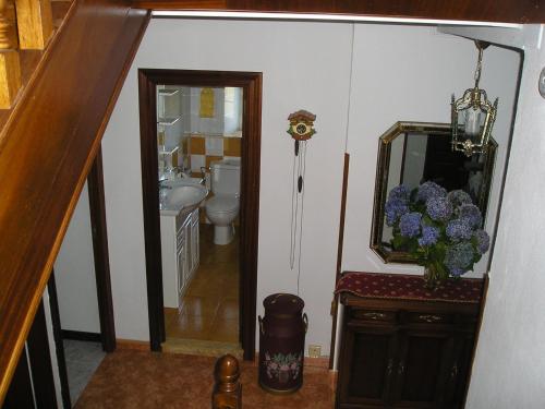 ルアンコにあるFinca El Carbayalのバスルーム(洗面台、鏡付)
