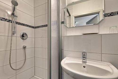 ein weißes Badezimmer mit Dusche und Waschbecken in der Unterkunft Hotel Alte Post in Calw