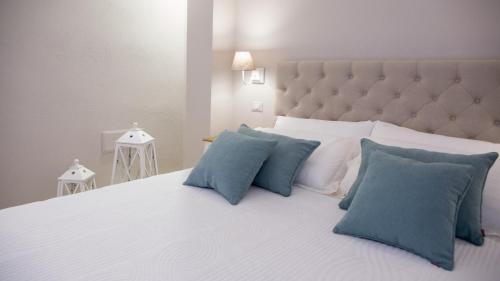 Postel nebo postele na pokoji v ubytování Le Saline Suites