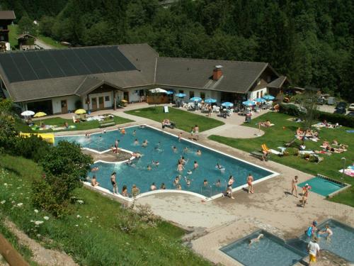 eine Gruppe von Personen in einem Schwimmbad in der Unterkunft Genusshof Mesner Aktiv in Liesing