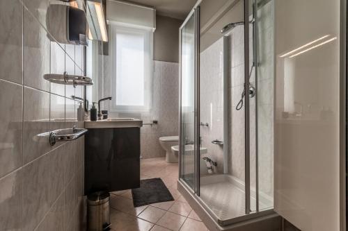 ボローニャにあるFeM Maisonのバスルーム(シャワー、洗面台、トイレ付)