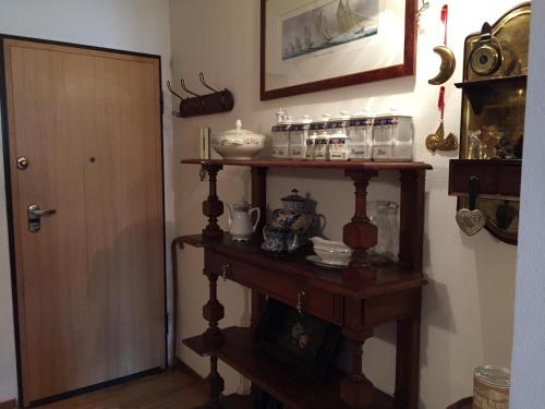 Cette chambre dispose d'une étagère en bois et d'articles de toilette. dans l'établissement Residence Redicervinia, à Breuil-Cervinia