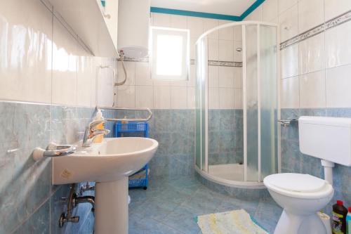 Et badeværelse på Apartments Jadranka