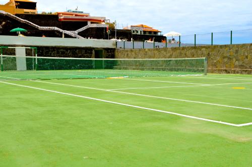 una pista de tenis con una pista de tenis verde en Apartment Europa,228, en Puerto de Santiago