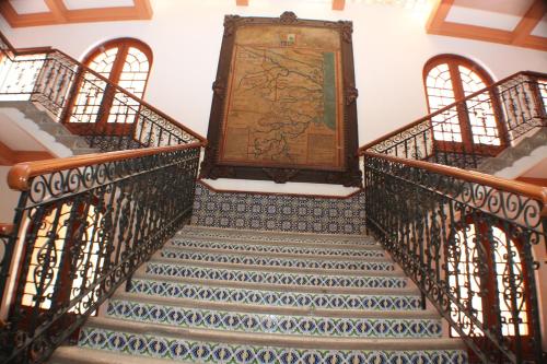 a stairway with a large door and a stair case at Hotel Los Monteros in Ciudad Victoria