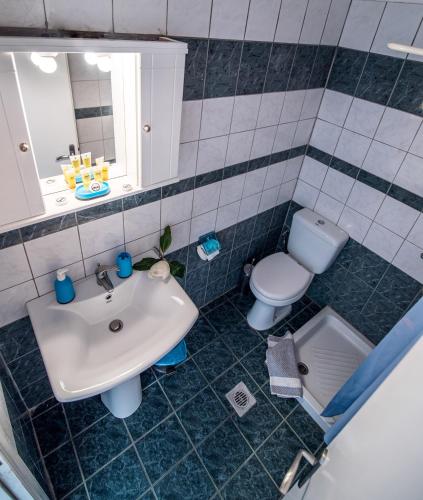 Ένα μπάνιο στο Faros Apartments