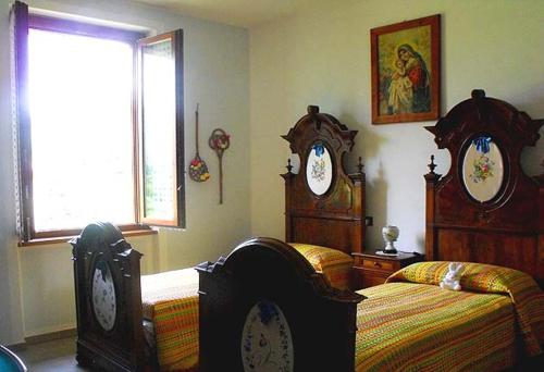 um quarto com duas camas e dois relógios avô em il coniglio sulla luna em Erba