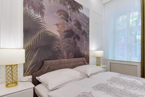 A bed or beds in a room at Chestnut & Eliza Suites - Superior Homes Downtown