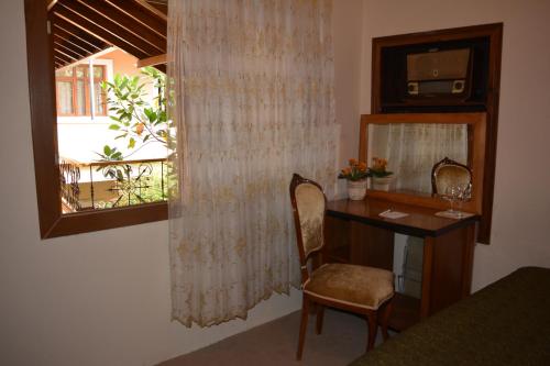 a room with a desk and a mirror and a window at Osmanli Marco Pasha Hotel in Tarsus
