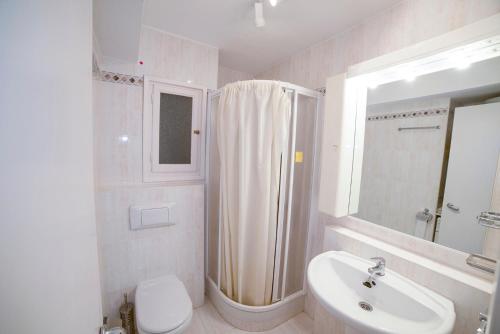 カルプにあるWohnung Rioのバスルーム(シンク、シャワー、トイレ付)