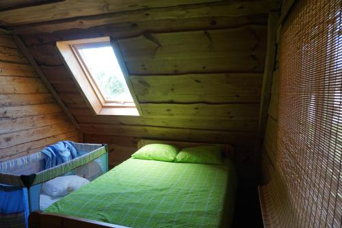 מיטה או מיטות בחדר ב-Priežmuiža