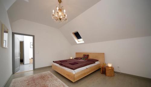 Uma cama ou camas num quarto em SárgaRigó Holiday Home