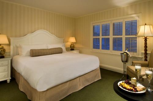 Chatham Wayside Innにあるベッド