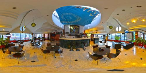 a lobby of a hotel with chairs and a bar at Casa Morales Hotel Internacional y Centro de Convenciones in Ibagué