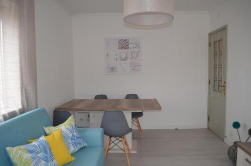 ヴィラ・ノヴァ・デ・ガイアにあるModern and Cozy Apartmentのリビングルーム(青いソファ、テーブル付)