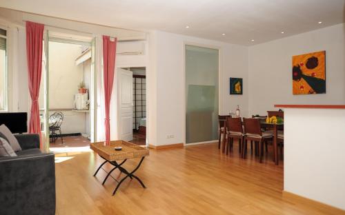 ein Wohnzimmer mit Sofa und Tisch in der Unterkunft Appartamento La Terrasse Zen Five stars Holiday House in Nizza