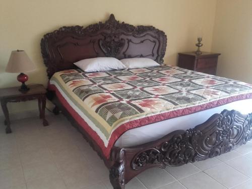 um quarto com uma cama com uma colcha em La Gaviota BnB em Filandia
